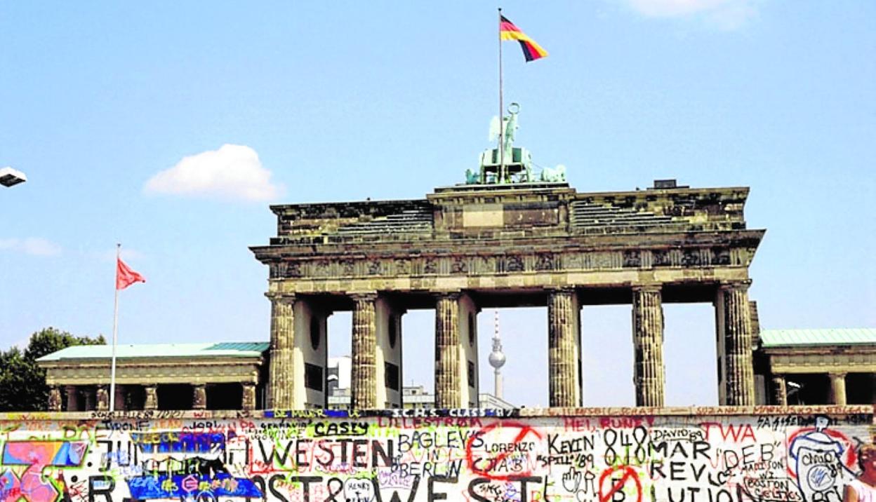 El sitio. La puerta de Brandeburgo y el Muro de Berlín, lugar elegido para celebrar la paella entre Reagan y Chernenko.