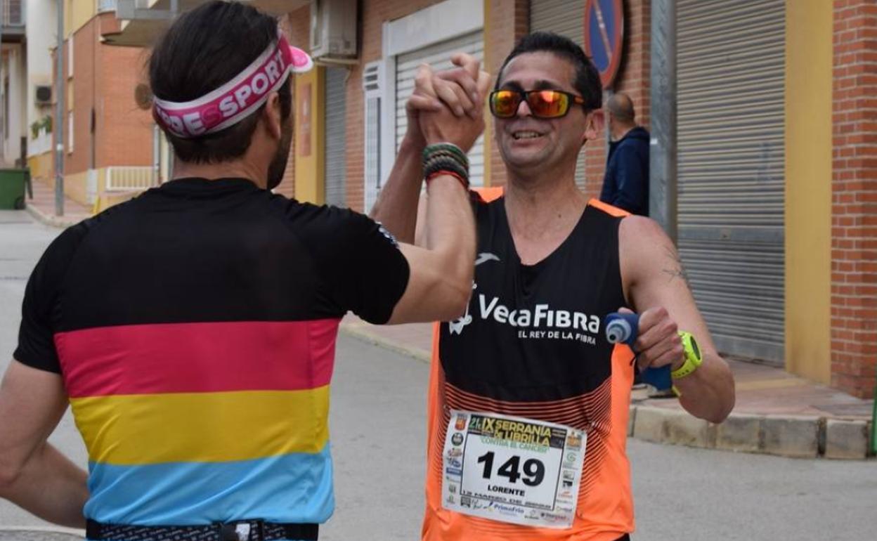 Antonio Lorente, a la derecha, ganador de la carrera Serranía de Librilla 2022.