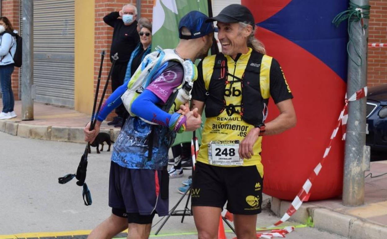 Dos de los participantes en la carrera Serranía de Librilla 2022, este domingo.