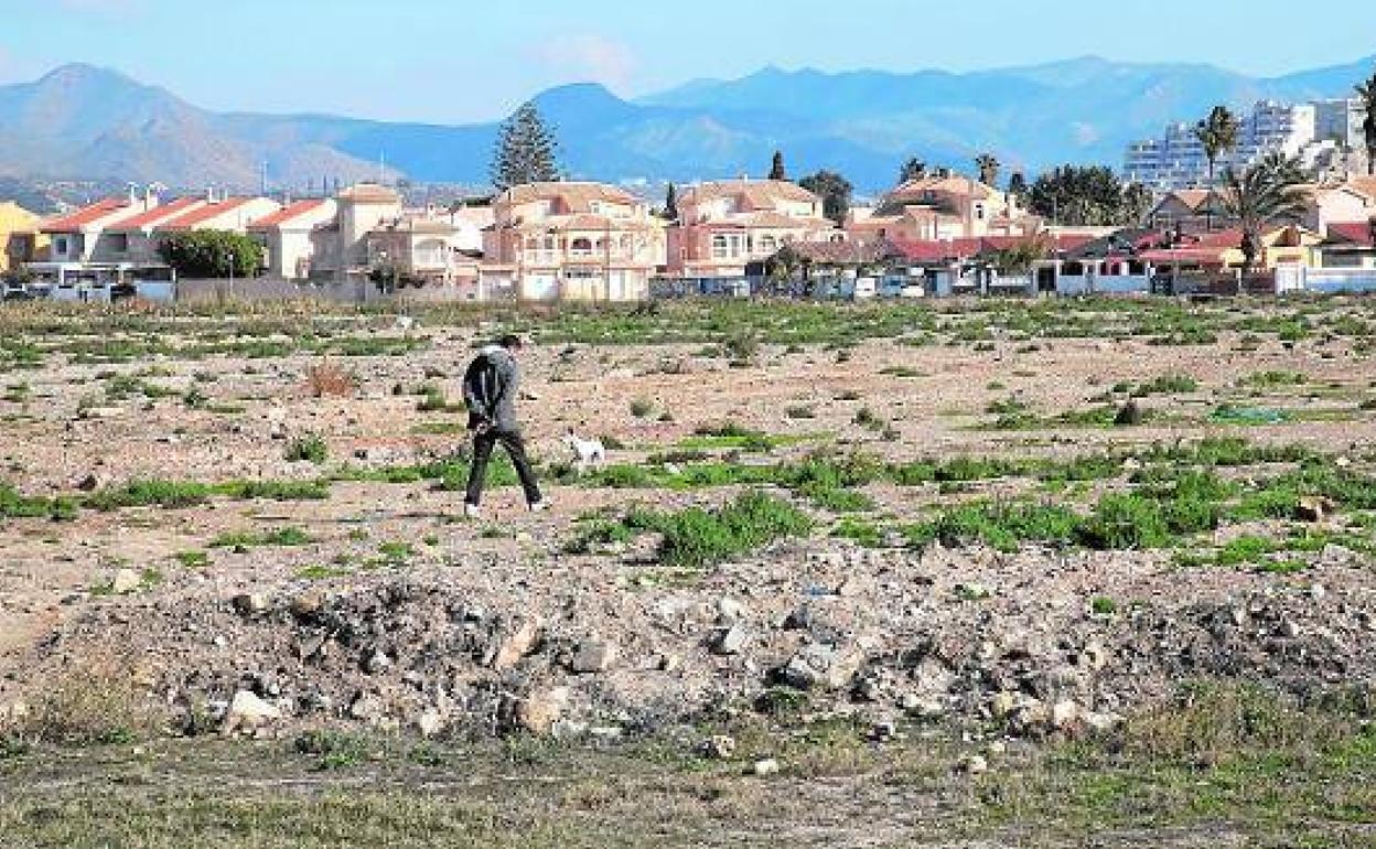 Un vecino pasea a su perro en unos terrenos frente a la playa de Nares (Mazarrón), en los que se quiere desarrollar el plan Bahía 3 y 5.
