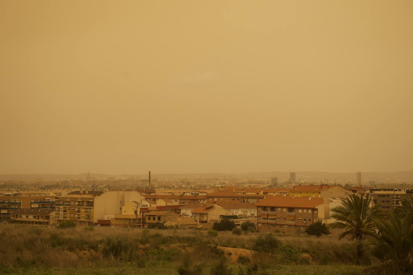 Fotos: La calima, el fenómeno meteorológico que tiñe de naranja los cielos de la Región de Murcia