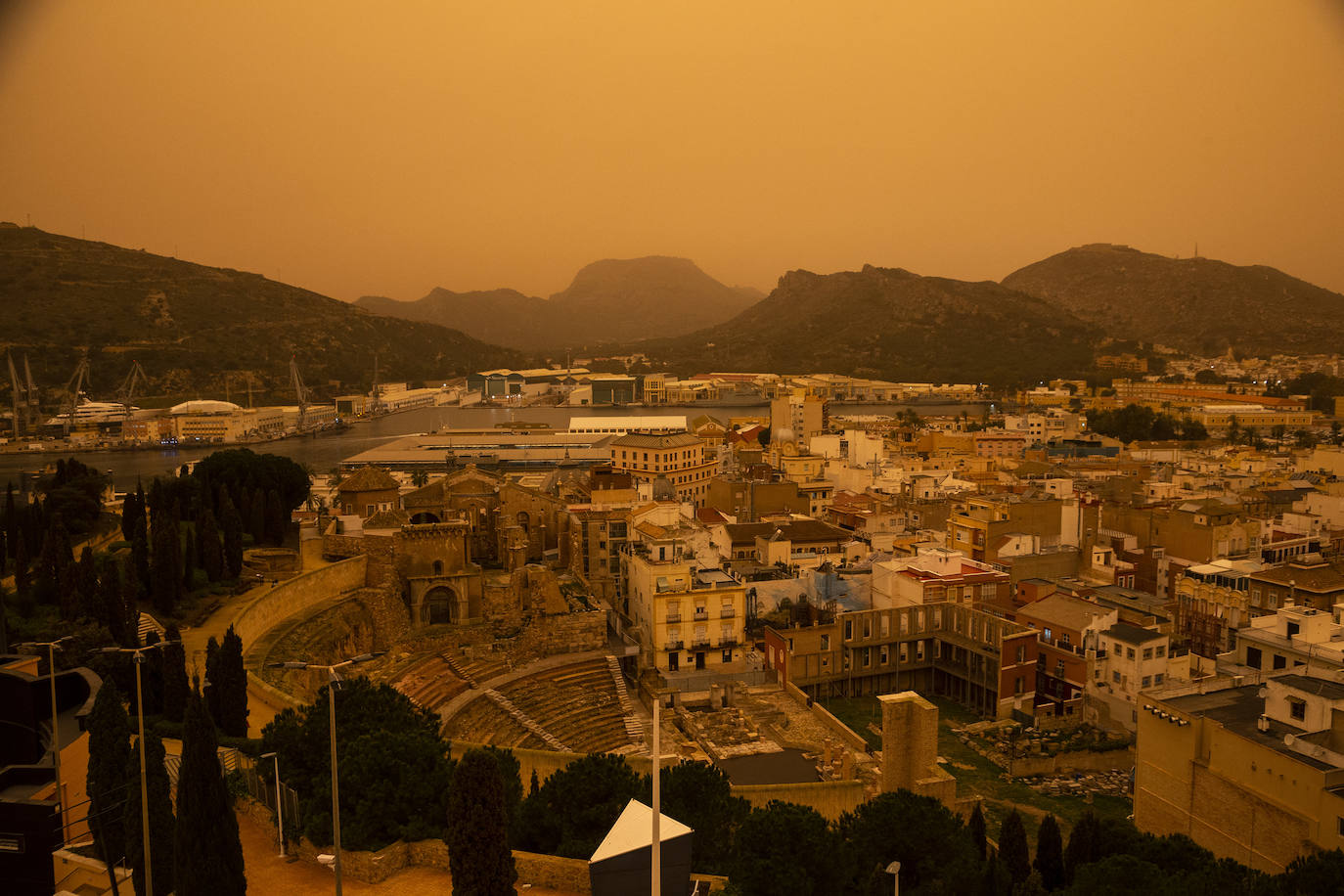 Fotos: La calima, el fenómeno meteorológico que tiñe de naranja los cielos de la Región de Murcia