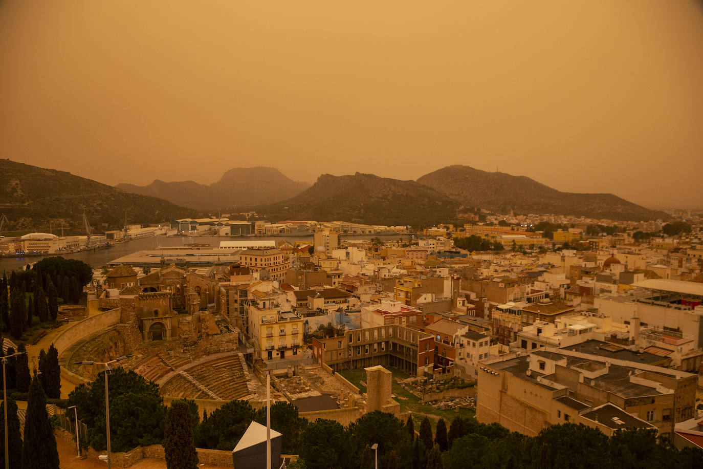 Fotos: La calima, el fenómeno meteorológico que tiñe de naranja los cielos de la Región de Murcia