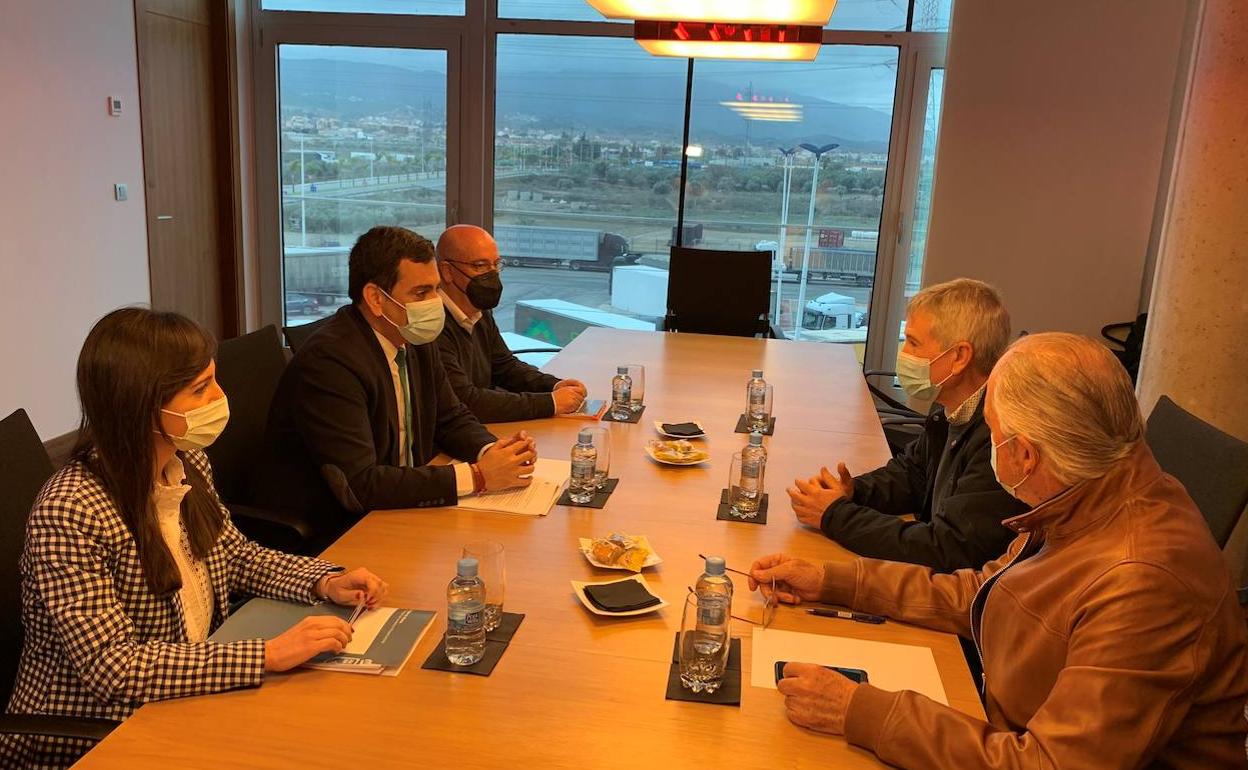 El consejero de Fomento e Infraestructuras, José Ramón Díez de Revenga, y el presidente de Froet, Pedro Díaz, durante la reunión.