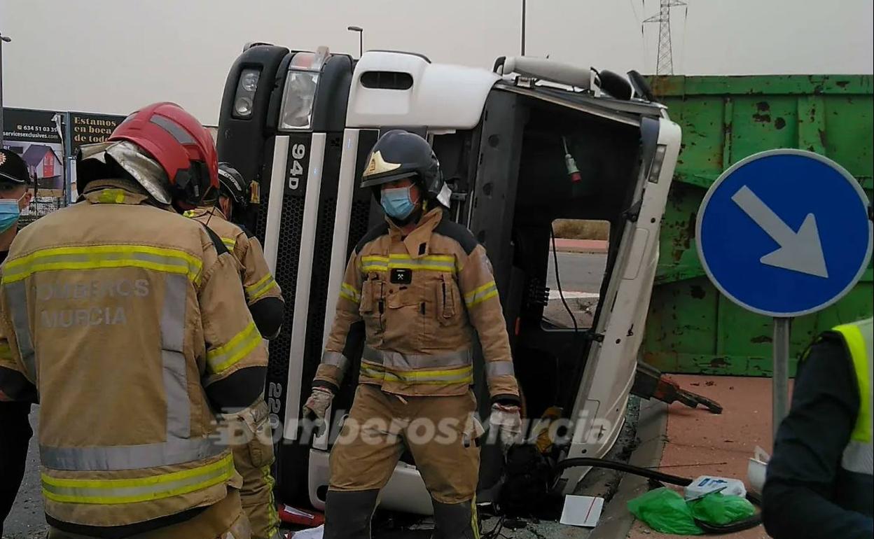 Efectivos trabajando en el rescate del camionero. 