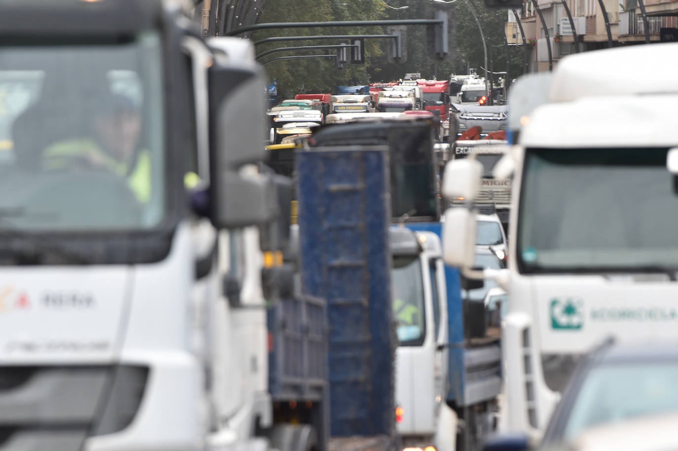 Fotos: El centro de Murcia se llena de camiones por la huelga de transporte