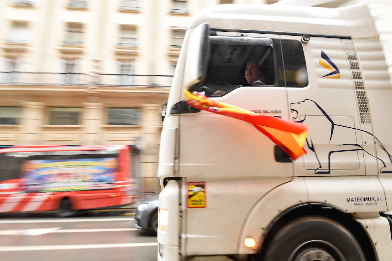 Fotos: El centro de Murcia se llena de camiones por la huelga de transporte