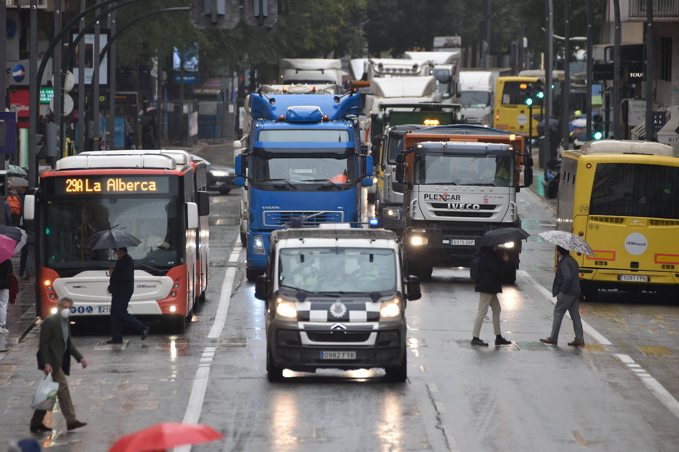 Fotos: El centro de Murcia se llena de camiones por la huelga de transporte