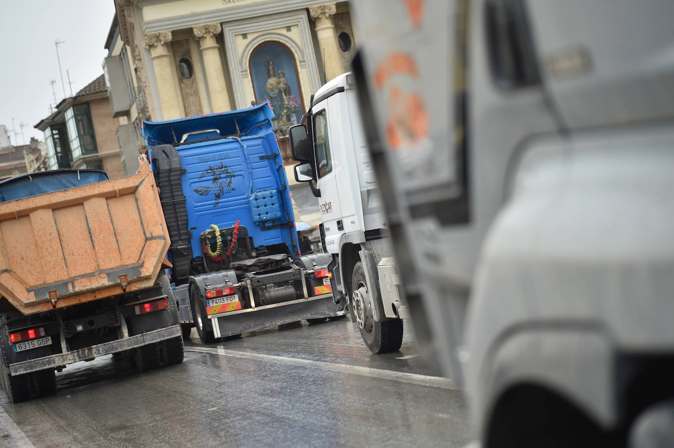 Fotos: El centro de Murcia se llena de camiones por la huelga de transporte