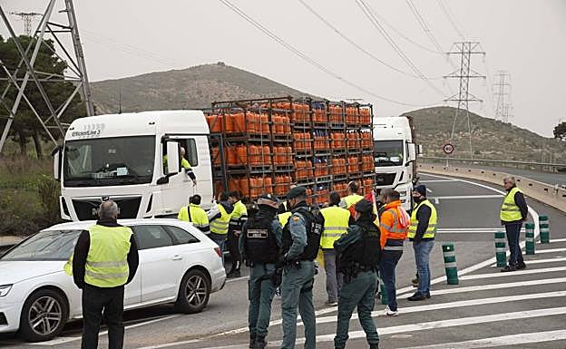 Sabic ralentiza su producción y el reparto de botellas desde Repsol butano queda paralizado