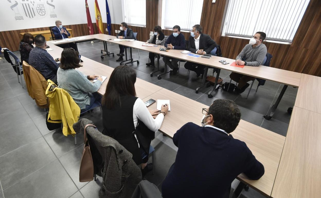 Reunión entre la Delegación del Gobierno en la Región y agentes sociales de diversas organización, este miércoles en Murcia.