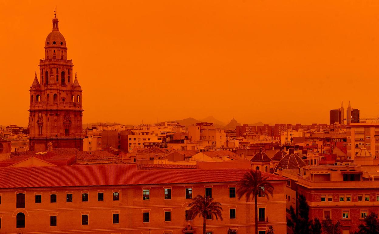 El cielo de color naranja en Murcia, en una imagen de este lunes.