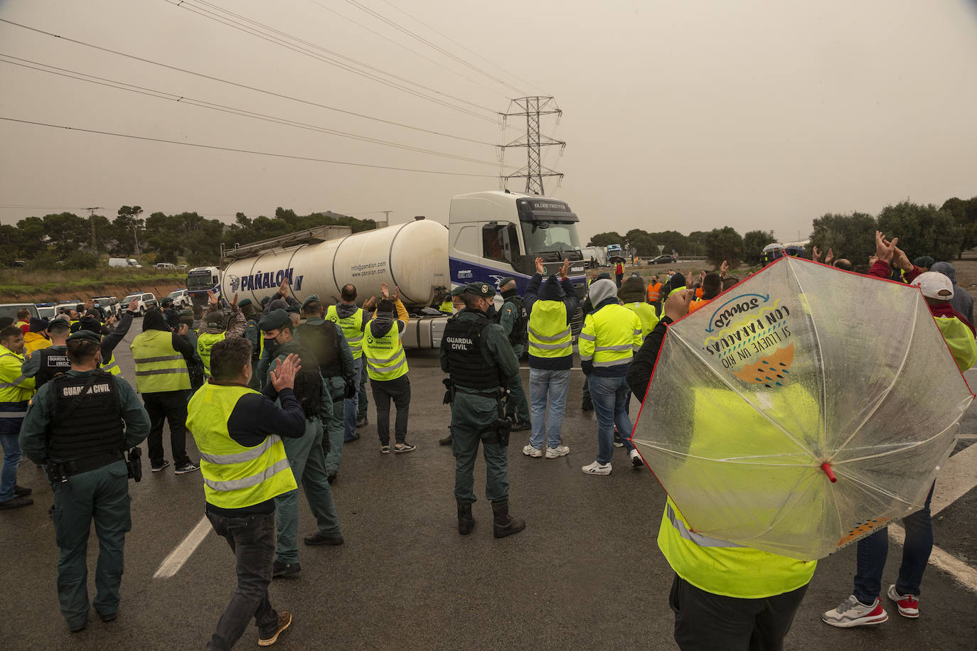 Fotos: Camiones escoltados por la Guardia Civil en el Valle de Escombreras