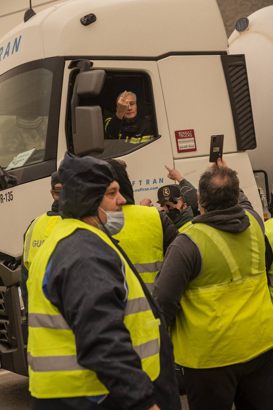 Fotos: Camiones escoltados por la Guardia Civil en el Valle de Escombreras