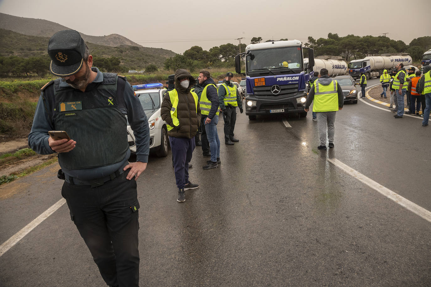 Fotos: Camiones escoltados por la Guardia Civil en el Valle de Escombreras