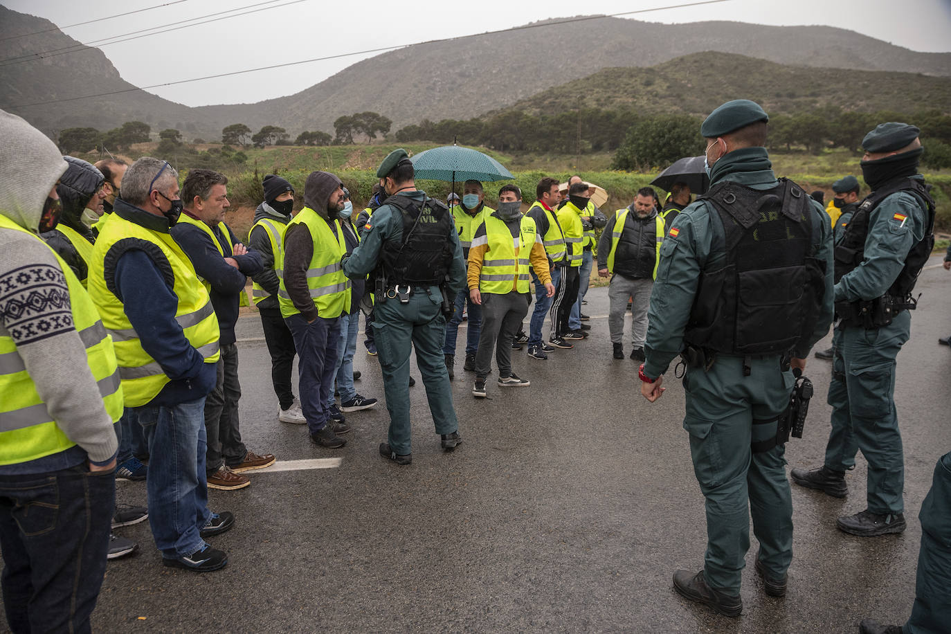 Fotos: Camiones escoltados por la Guardia Civil en el Valle de Escombreras