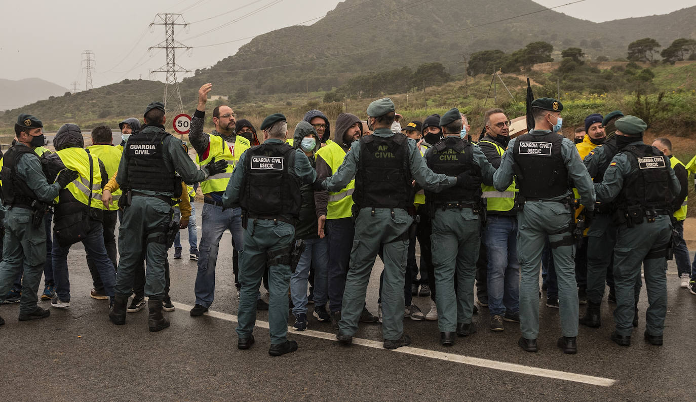 Fotos: Camiones escoltados por la Guardia Civil en el Valle de Escombreras