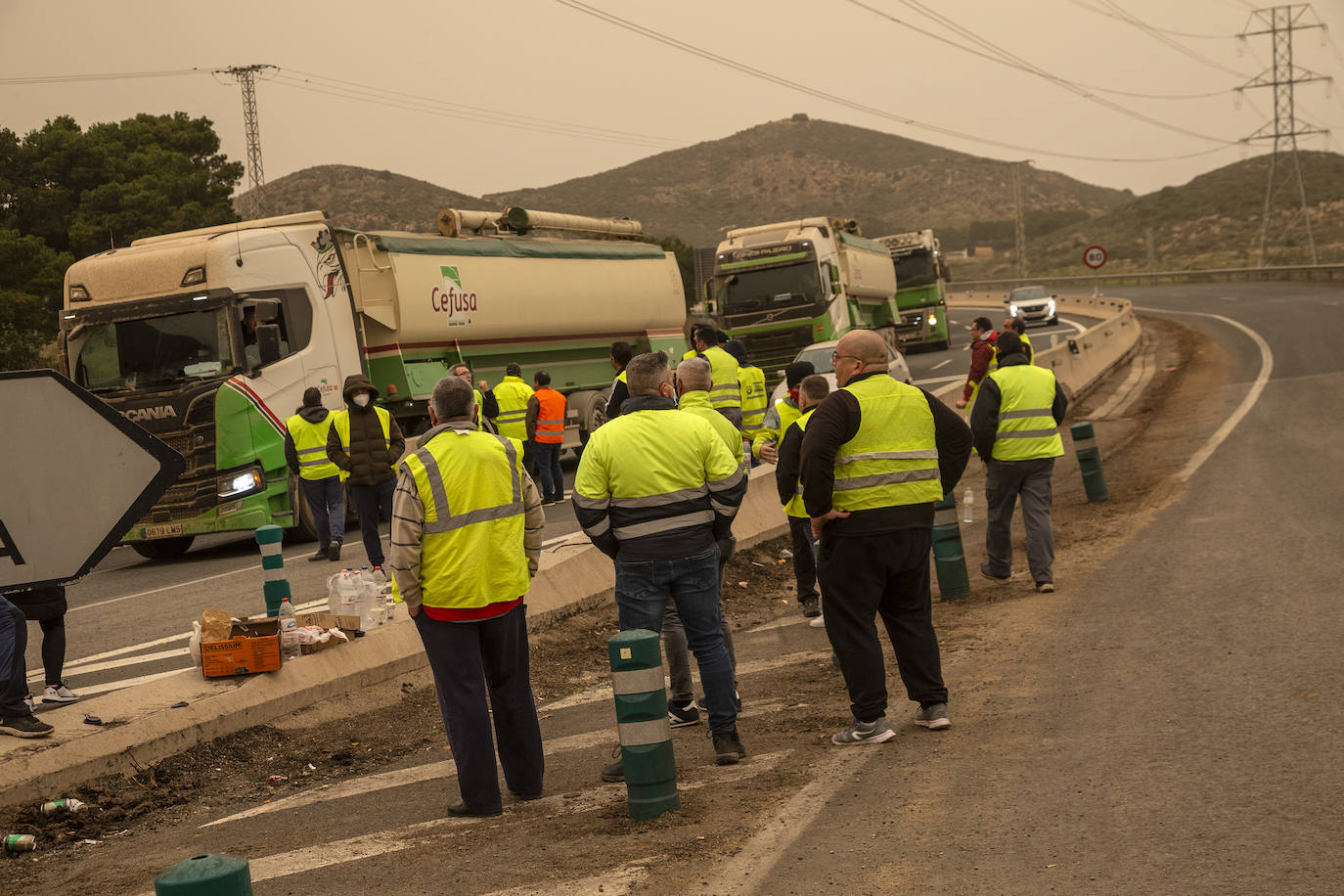 Fotos: Camiones escoltados por la Guardia Civil en el Valle de Escombreras