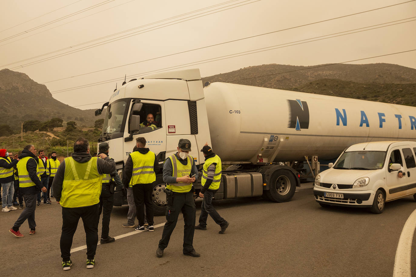 Fotos: Camiones escoltados por la Guardia Civil en el Valle de Escombreras