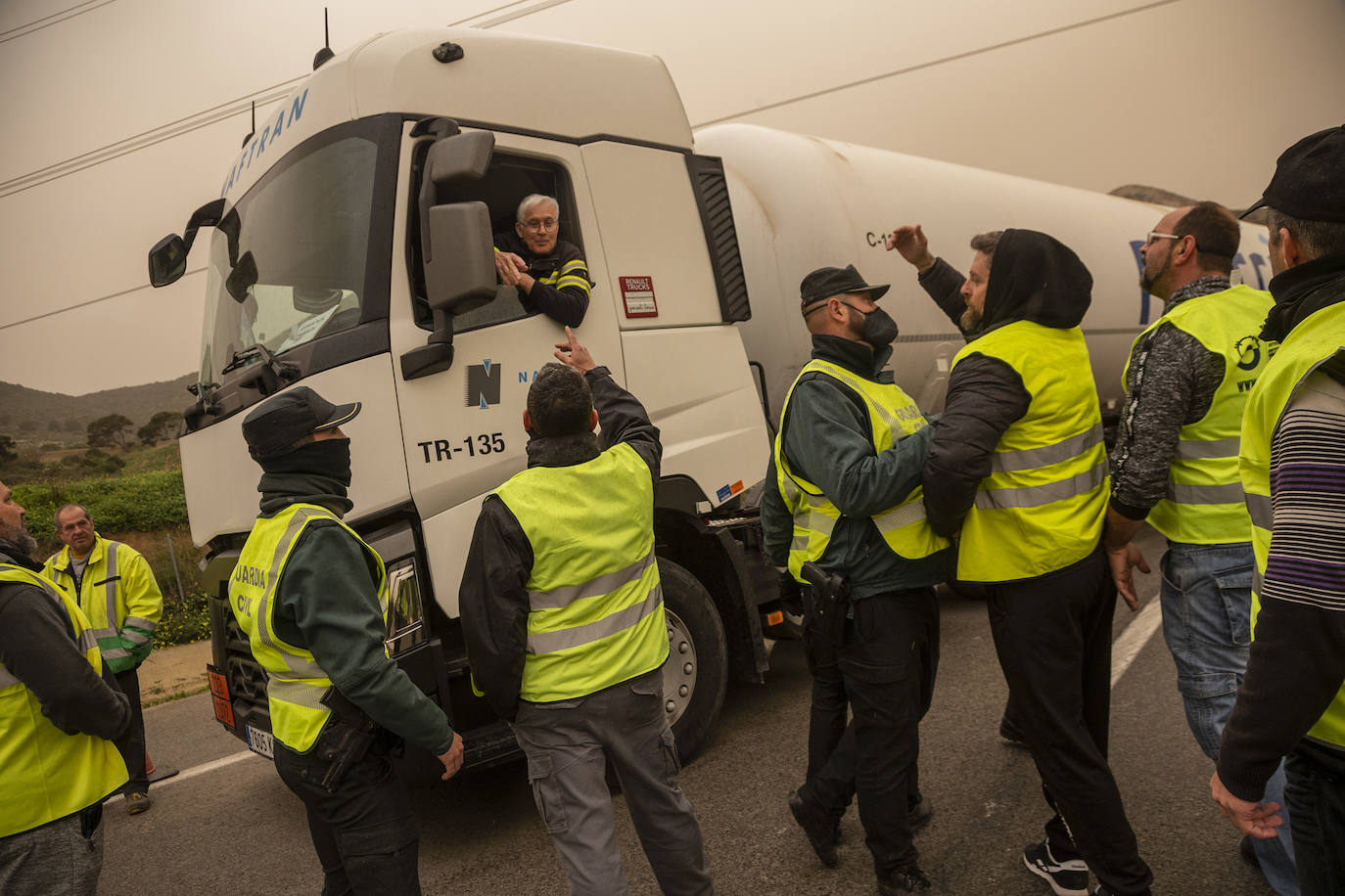 Fotos: Camiones escoltados por la Guardia Civil en el Valle de Escombreras