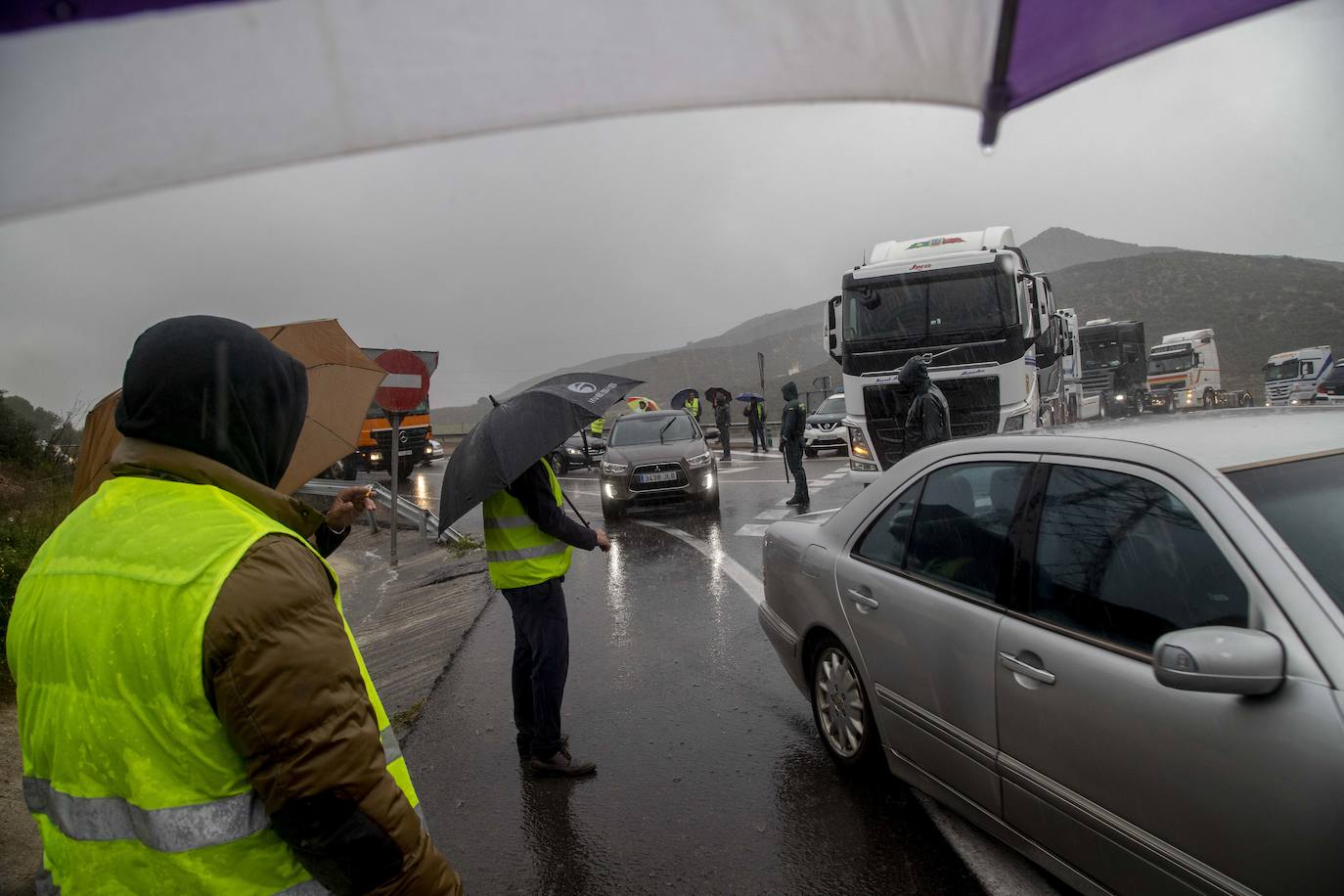 Fotos: La Guardia Civil facilita el paso de camiones a Escombreras