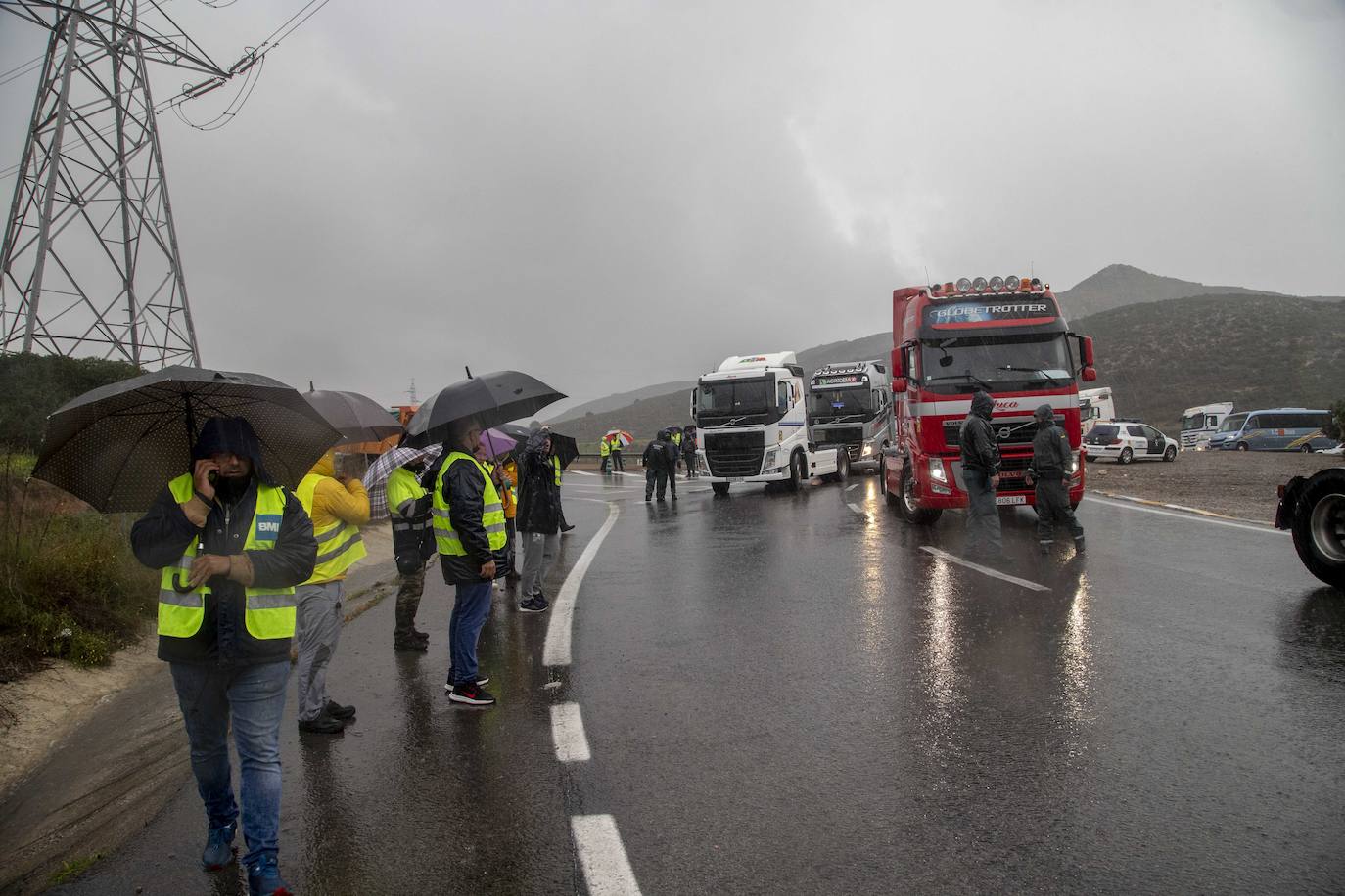 Fotos: La Guardia Civil facilita el paso de camiones a Escombreras