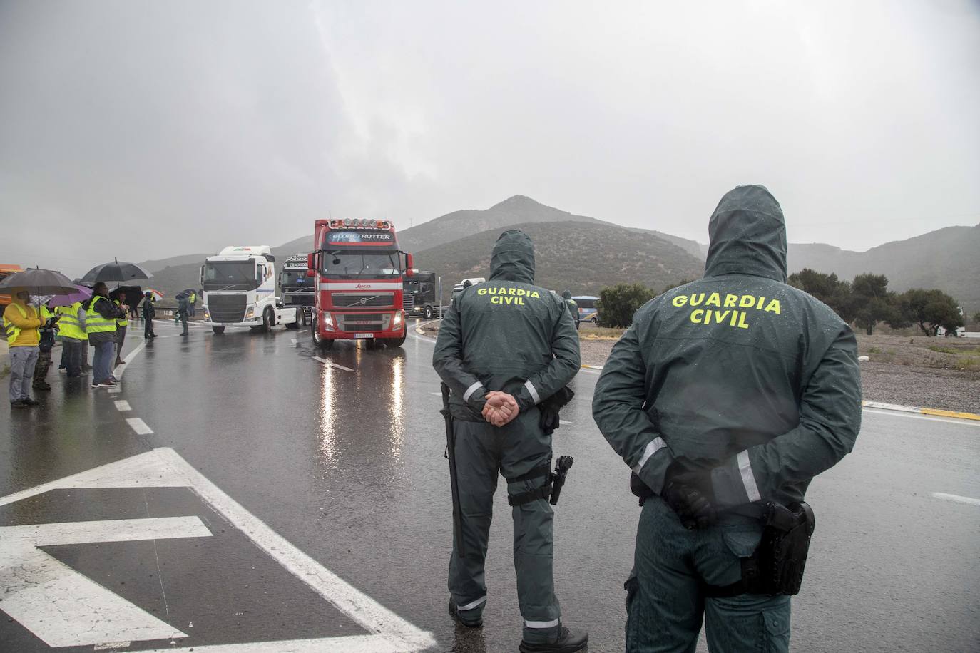 Fotos: La Guardia Civil facilita el paso de camiones a Escombreras