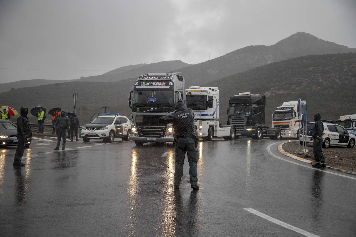 Fotos: La Guardia Civil facilita el paso de camiones a Escombreras