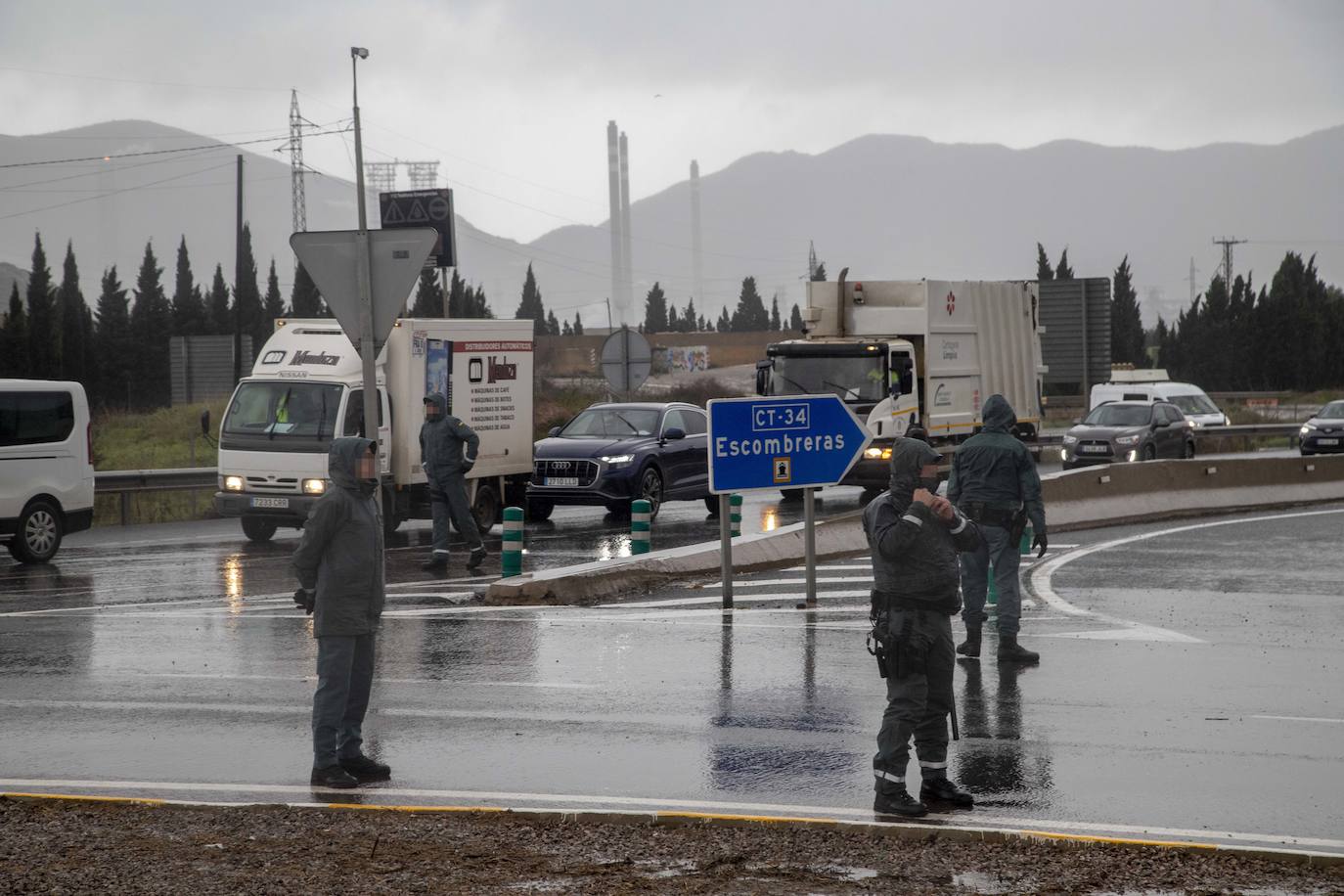 Fotos: La Guardia Civil facilita el paso de camiones a Escombreras