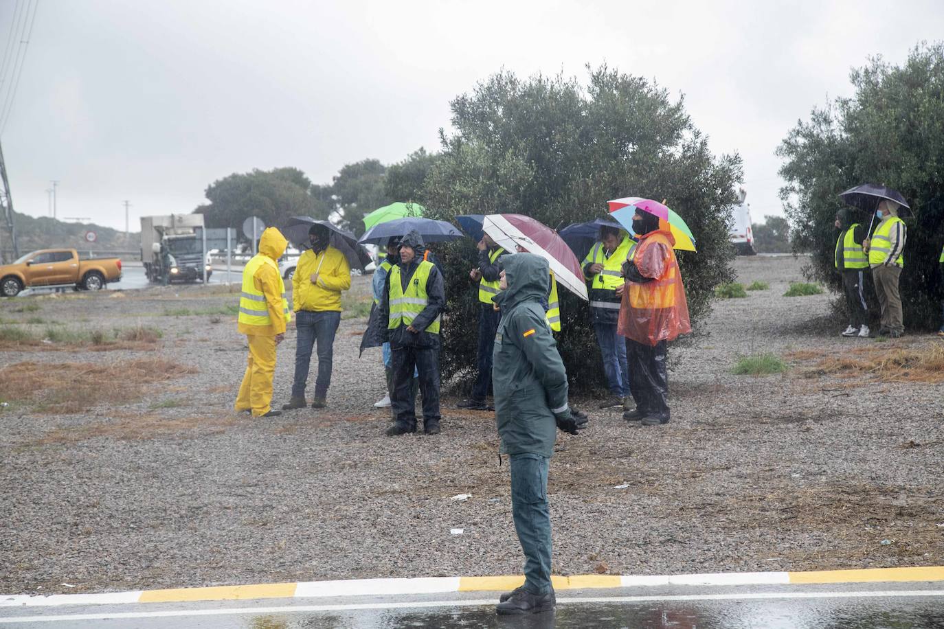 Fotos: La Guardia Civil facilita el paso de camiones a Escombreras