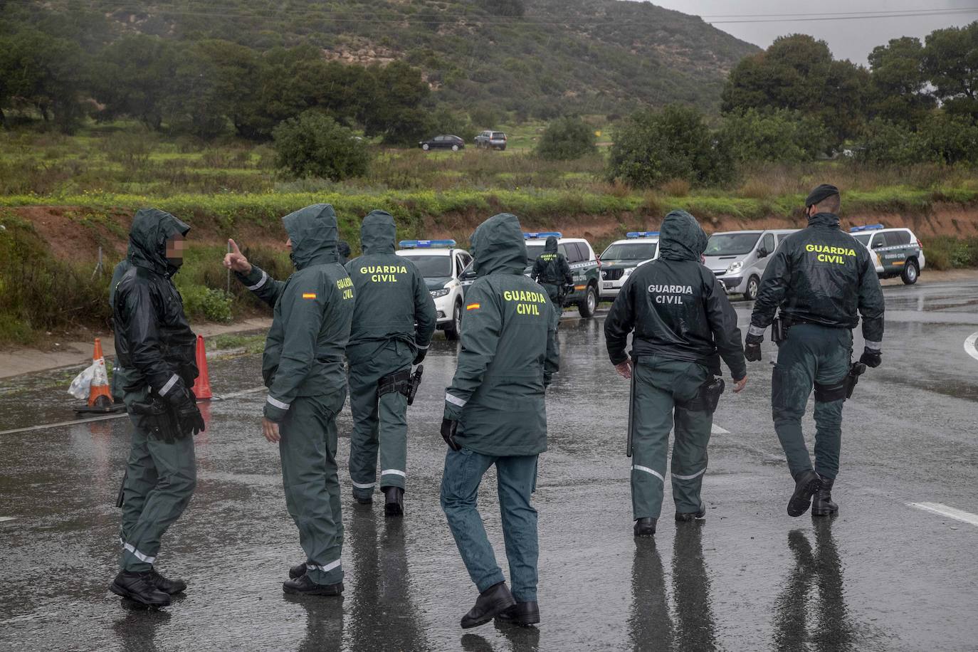 Fotos: La Guardia Civil facilita el paso de camiones a Escombreras