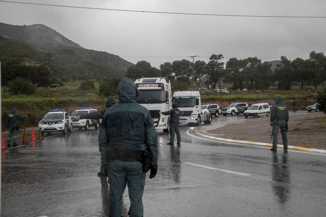 Fotos: La Guardia Civil facilita el paso de camiones a Escombreras