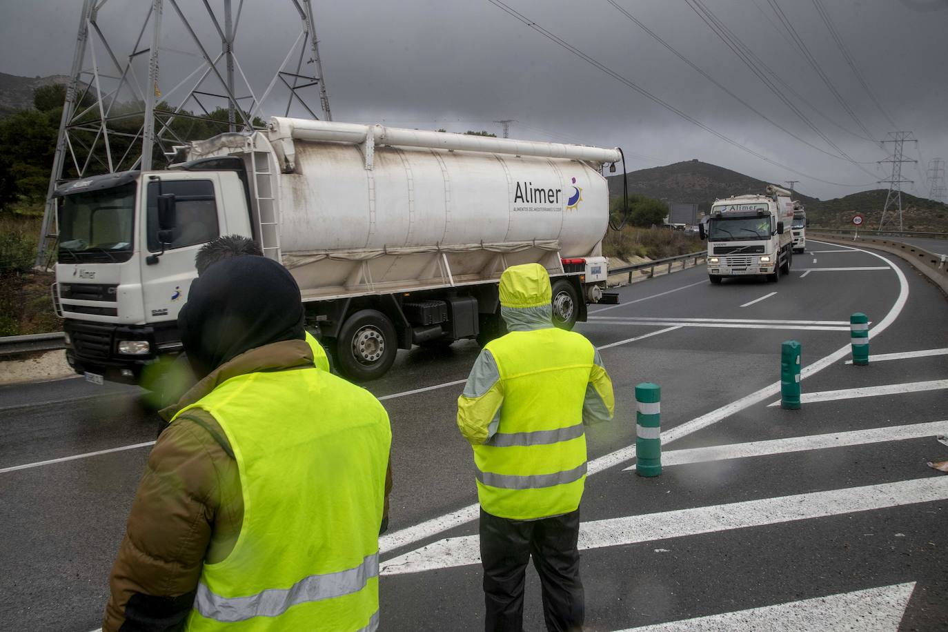 Fotos: La Guardia Civil facilita el paso de camiones a Escombreras