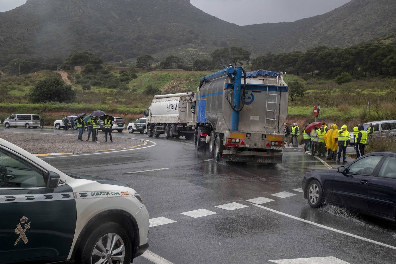 Fotos: La Guardia Civil facilita el paso de camiones a Escombreras