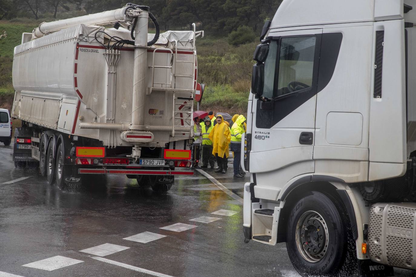 Fotos: La Guardia Civil facilita el paso de camiones a Escombreras
