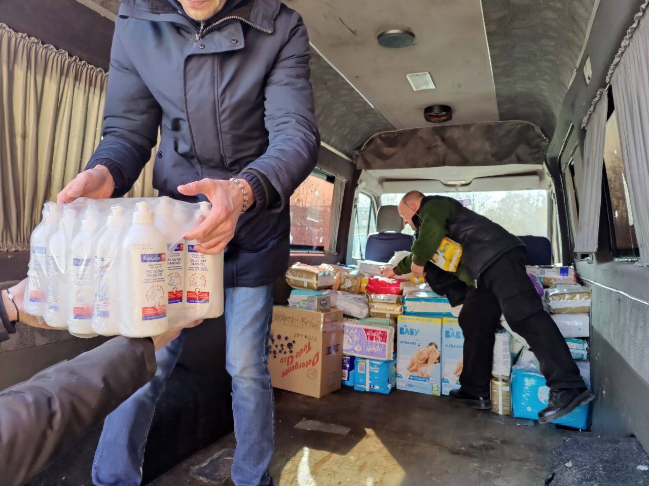Fotos: El reparto en Ucrania de la ayuda del convoy de la UMU, en imágenes
