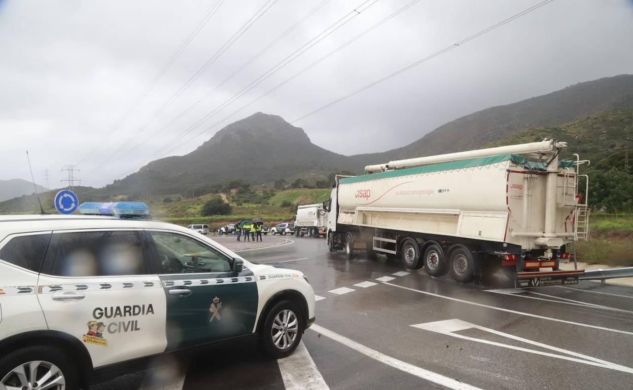 Un convoy de camiones pasa por la zona de los piquetes en dirección a Escombreras. 