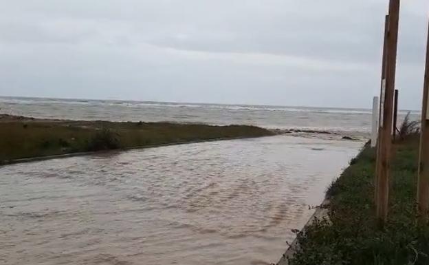 Agua de lluvia y barro desembocando en el mar Mediterráneo a la altura de El Mojon. 
