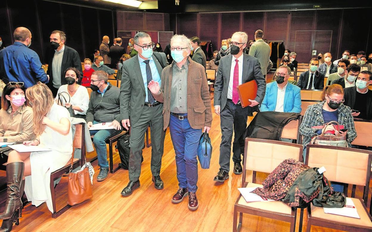 El rector José Luján, el magistrado Antonio V. Sempere y Fernando Vélez, ayer, en la jornada. 