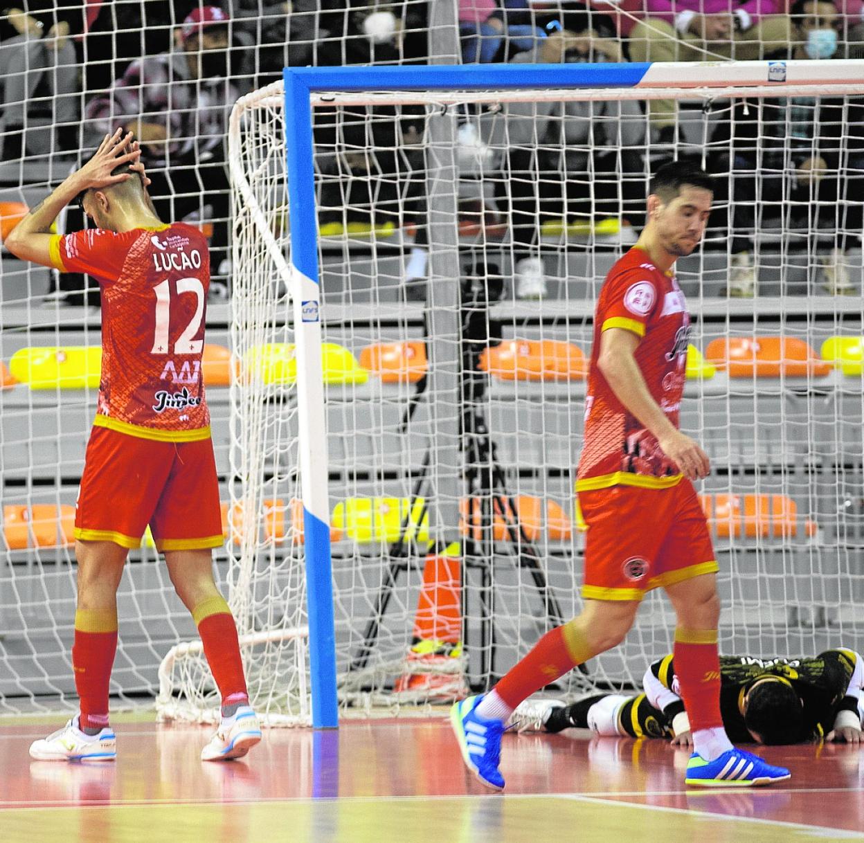 Luçao, junto a Bebe, lamenta un gol encajado en un duelo del Jimbee esta temporada. 