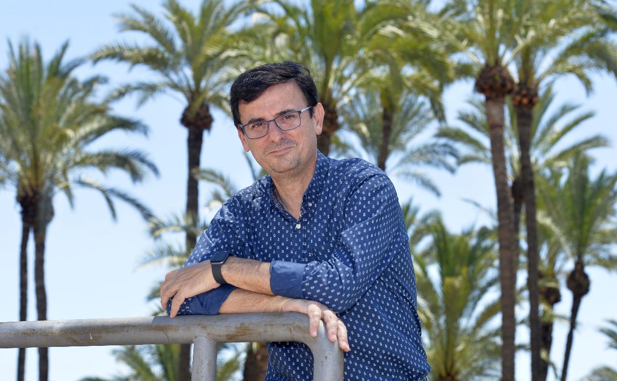 Emilio Ivars, en un jardín de Murcia.