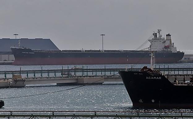 La huelga del transporte impide a cuatro barcos descargar en el Puerto de Cartagena