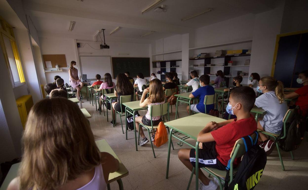 Alumnos atienden a una profesora interina en una imagen de archivo. 
