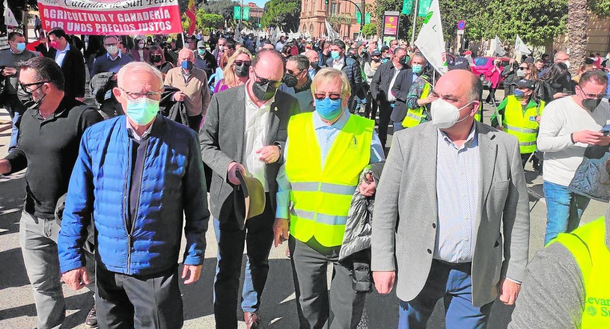 El alcalde de Orihuela, Emilio Bascuñana, y el concejal de Agricultura, Víctor Valverde, mostrando su apoyo a los regantes. 