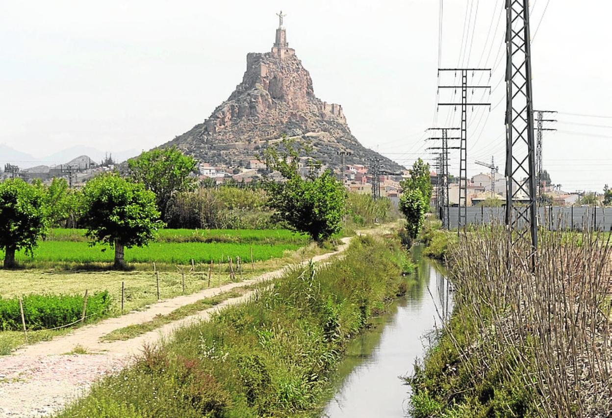 Acequia de Monteagudo, con el monumento del Cristo al fondo. 