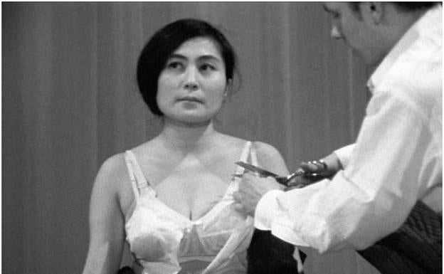 Cut Piece (1964). Interpretada por primera vez por Yoko Ono en 1964. 