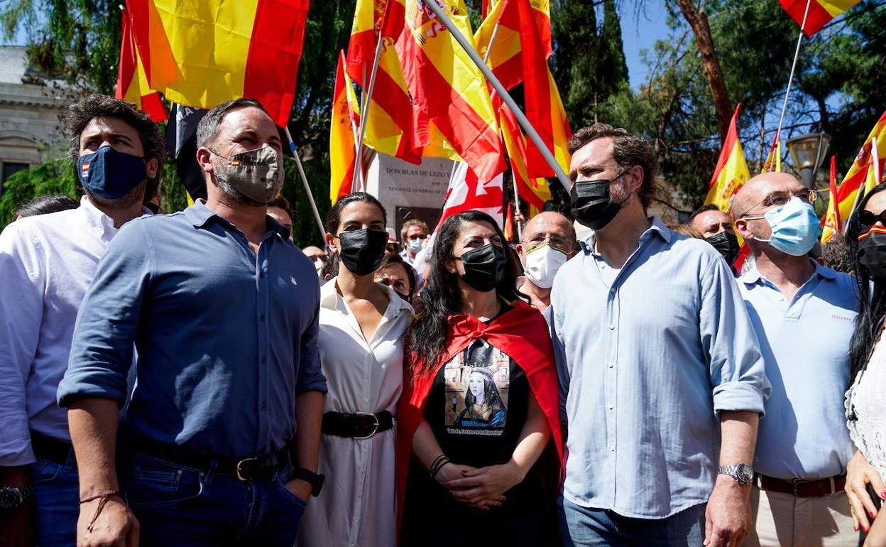 Dirigentes de Vox, con Santiago Abascal a la cabeza, en una manifestación contra los indultos del 'procés'. 