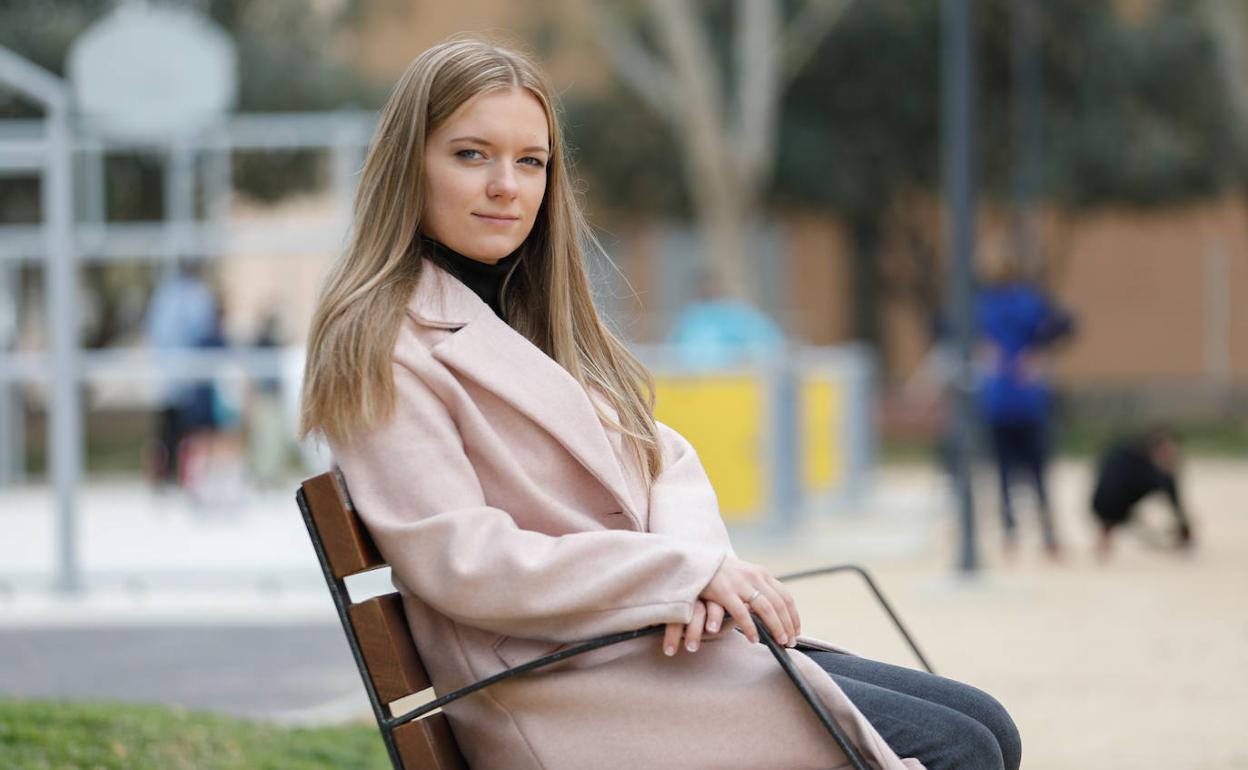 Oksana Valkhontsava posa en el parque de San Diego de Lorca.