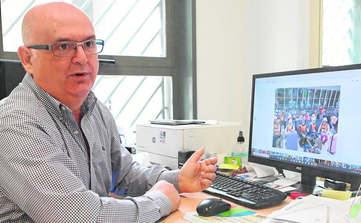 Guevara muestra una foto de la llegada de los niños en 2019.