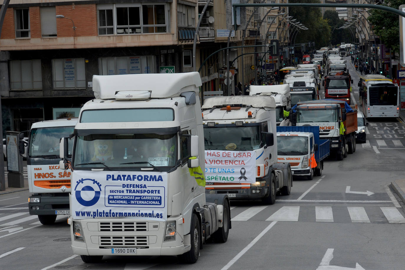 Fotos: Centenares de camioneros colapsan el Tráfico en Murcia, en imágenes